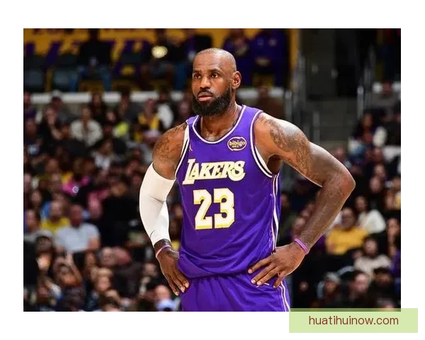 41岁勒布朗差1篮板创三双纪录却遭争议判罚 湖媒怒批裁判判决荒谬