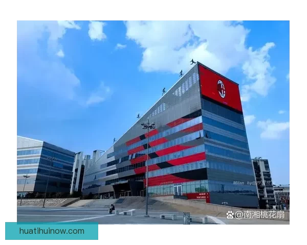 约4000名米兰球迷周六前往训练基地为球队加油助威超出预期人数